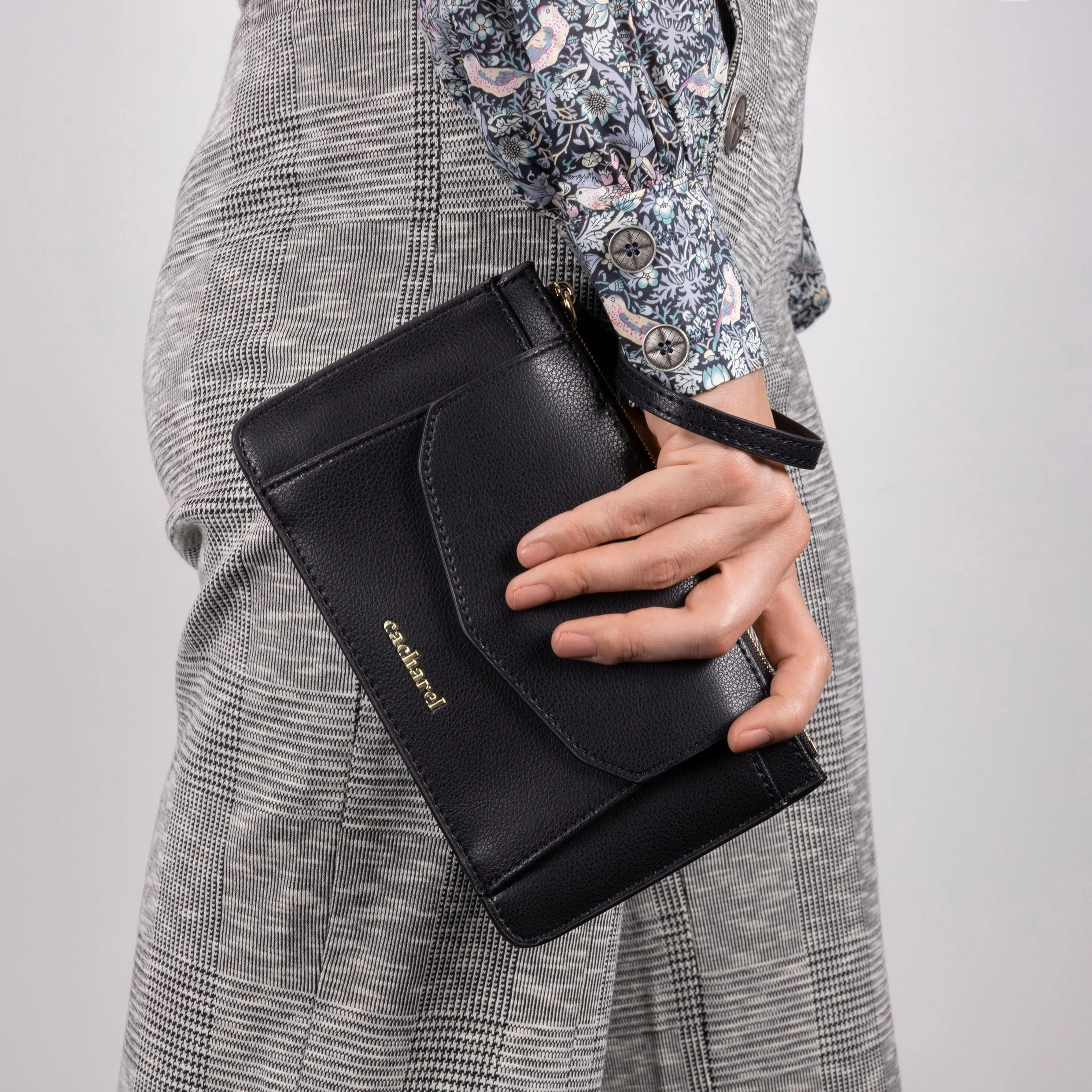 Cacharel CEN035A-Small clutch Timeless Black