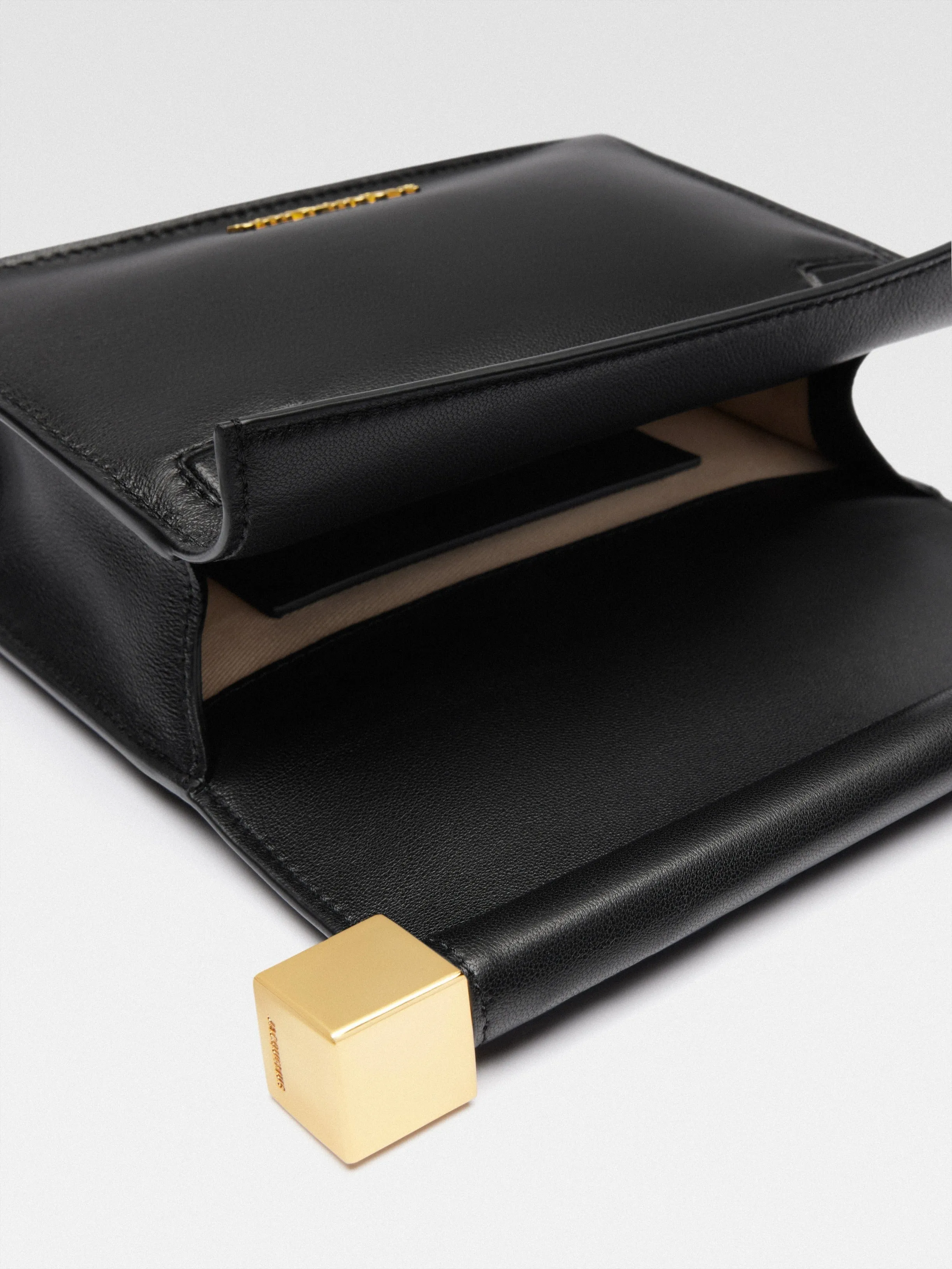 Jacquemus The Small Rond Carré Clutch in Black